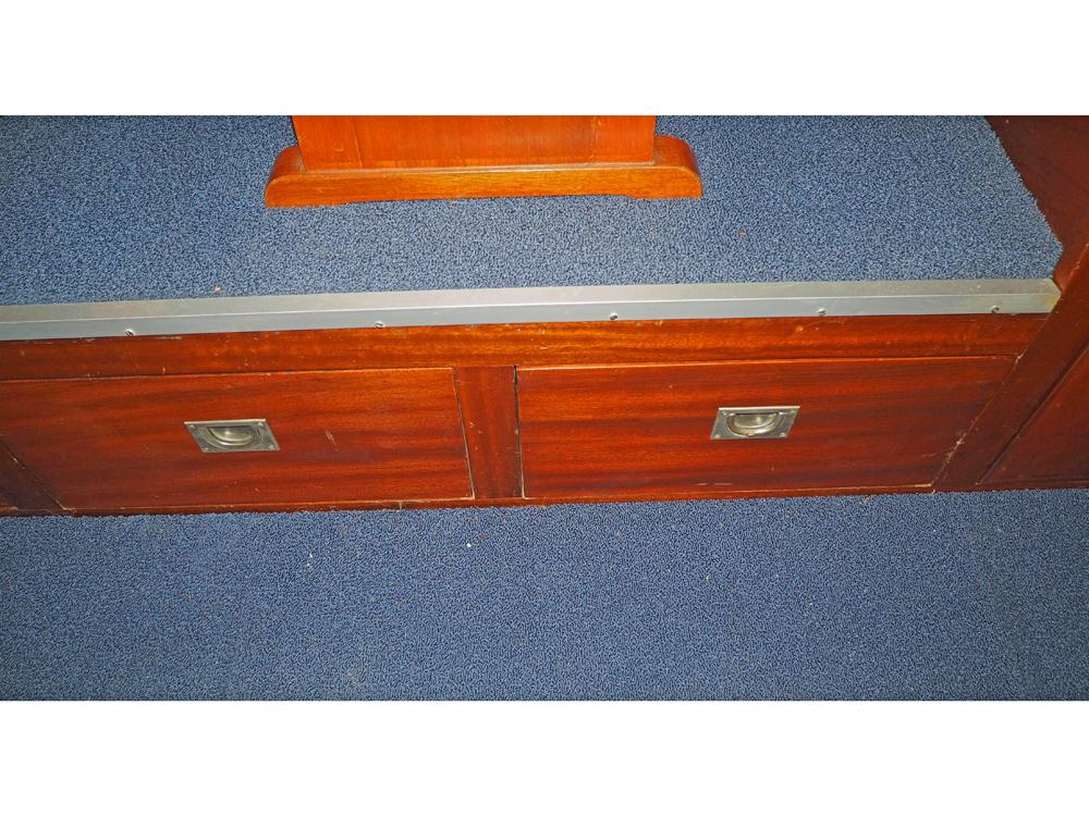 Cabin en avant, H&eacute;bergements